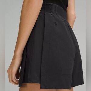 Lululemon Stretch Woven Relaxed-Fit High-Rise Short 4" in Black Size Small
